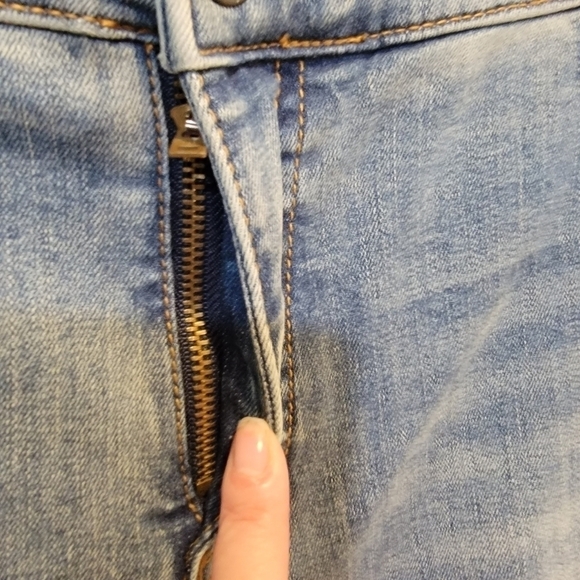 Torrid Light Wash Distressed Skinny Jeans Size 24R - Picture 13 of 17